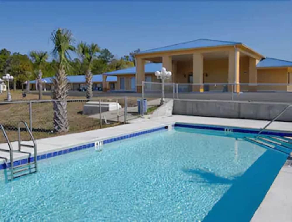Days Inn By Wyndham Defuniak Springs Exteriér fotografie